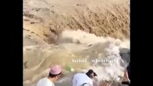 یک مرد به خاطر فیلم برداری از سیل جانش را از دست داد! + فیلم وحشتناک لحظه غرق شدن مرد