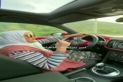 ویدئوی وایرال شده از پیرزن گیلانی که در ماشین فوق لاکچری اش در حال آهنگ خواندن و سیگار کشیدن است! 